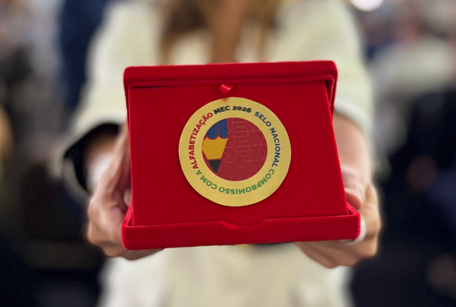 Atalaia é condecorada em cerimônia nacional do MEC e conquista, pelo segundo ano consecutivo, o Selo Ouro do Compromisso Nacional Criança Alfabetizada